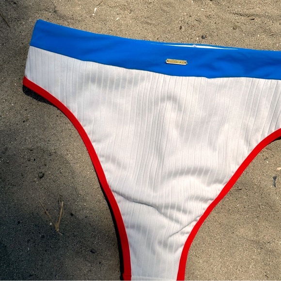 RETRO-INSPIRED Roxy Americana bikini - Picture 5 of 5